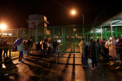 Familiares de presos esperan noticias suyas en el exterior del penal de Cadereyta tras los disturbios, el 10 de octubre.-REUTERS / DANIEL BECERRIL