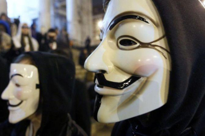 Manifestantes protestan en Bruselas con máscaras aludiendo a Anonymous.-REUTERS / YVES HERMAN