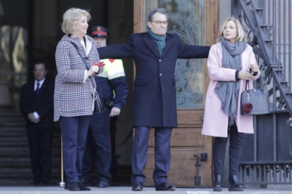 Irene Rigau, Artur Mas y Joan Ortega, a la salida de la Generalitat, antes de dirigirse al Palau de Justícia, el lunes 6.-FERRAN NADEU