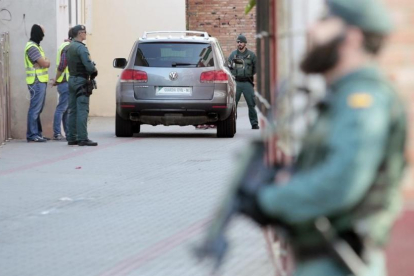 La Guardia Civil ha detenido a un marroqui de 24 años residente en Espana por colaborar con la celula yihadista responsable de los atentados terroristas cometidos en agosto en Barcelona y Cambrils-EFE / DOMENECH CASTELLO