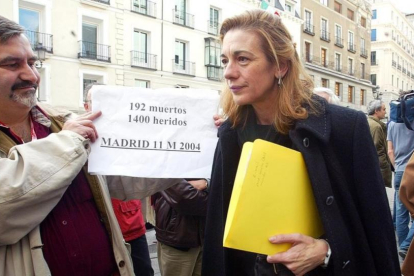 Pilar Manjón sale del Congreso tras su comparecencia en la comisión del 11-M, el 15 de diciembre del 2004.-JUAN MANUEL PRATS
