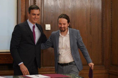 Pedro Sánchez y Pablo Iglesias, tras la firma del acuerdo de gobierno en el Congreso.-JOSÉ LUIS ROCA