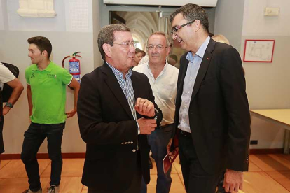 César Rico (Diputación) charla con el director de la Vuelta a España, Javier Guillén, en presencia de Ángel Carretón (IDJ).-RAÚL OCHOA