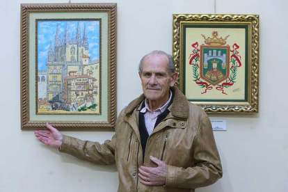 Eutimio Ordóñez muestra orgulloso uno de sus cuadros favoritos junto al escudo de Burgos.-RAÚL G. OCHOA