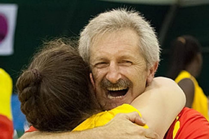 Pérez Torices celebra uno de los éxitos conseguidos como seleccionador.-FIBA