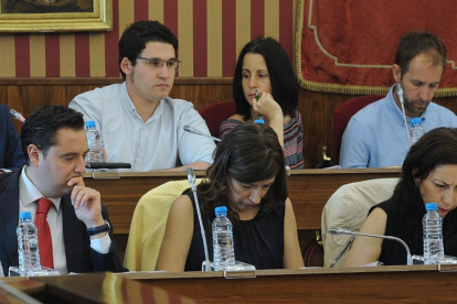 Los concejales socialistas y de Imagina Burgos durante un Pleno municipal.-ISRAEL L. MURILLO
