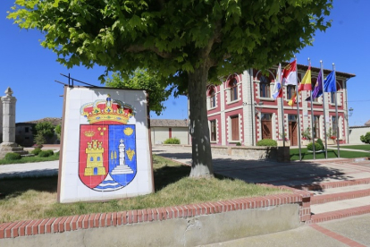 Casa Consistorial de Pedrosa del Príncipe con su escudo bien visible. RAÚL G. OCHOA