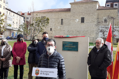 José Matesanz, biógrafo del artista burgalés, el alcalde, concejales del Ayuntamiento y amigos descubrieron la placa que da nombre al parque. ECB