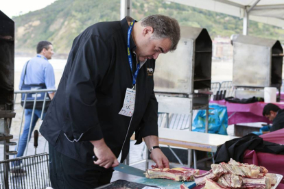 González prepara la carne en el concurso de parrilla celebrado en San Sebastián.-DIEGO PELÁEZ