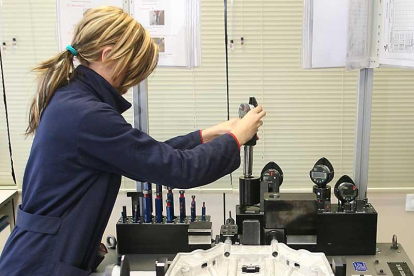 Una trabajadora manipula una máquina en la planta de Magnesio de Valdorros.-I. L. M.