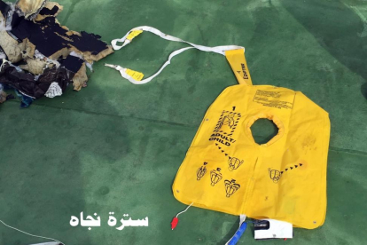 Un chaleco salvavidas del avión de Egyptair accidentado.-MINISTERIO DE DEFENSA DE EGIPTO / EFE