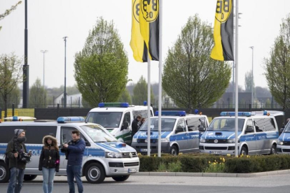 La policía monta guardai en las instalaciones del Borussia Dortmund.-AP / MARIUS BECKER