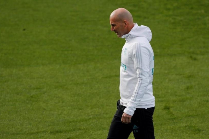 Zidane, pensativo durante el entrenamiento de este sábado en Valdebebas.-EFE / JUAN CARLOS HIDALGO