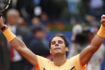 El tenista Rafa Nadal celebra su victoria ante Fabio Fognini en el pasado Torneo Conde de Godó.-MANU FERNÁNDEZ / AP