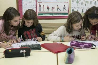 Estudiantes de la Escola del Mar de Barcelona hacen los deberes en el colegio.-JOAN CORTADELLAS