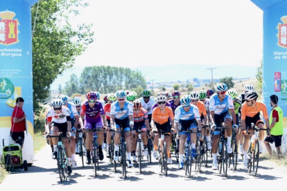 Imagen del pelotón compacto durante una etapa de la Vuelta a Burgos de 2019. SANTI OTERO