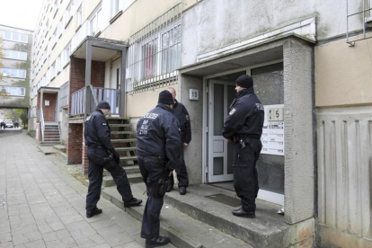 Agentes de policía frente al edificio donde ha sido arrestado el joven sirio acusado de preparar un atentado, en Schwerin, el 31 de octubre.-AP