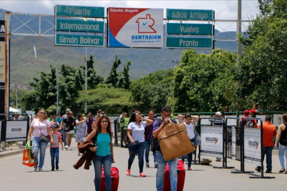 Venezolanos cruzan la frontera con Colombia, en Cucuta. /-AFP / SCHNEYDER MENDOZA