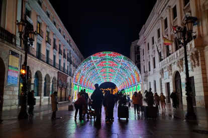 El arco de luces de Navidad del Paseo del Espolón es uno de los cuatro elementos de gran formato que desde el domingo ya está reparado.