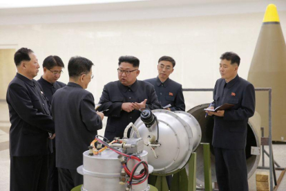 El líder de Corea del Norte Kim Jong-un inspecciona una nueva bomba de hidrógeno.-KCNA (REUTERS)