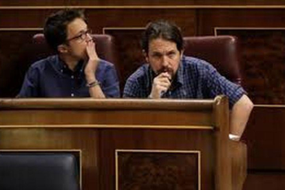 Íñigo Errejón y Pablo Iglesias, durante un pleno del Congreso de los Diputados, en una foto de archivo.-JOSÉ LUIS ROCA