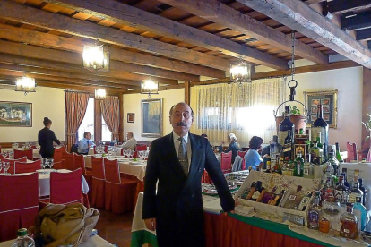 Ángel García Cortés, fundador del restaurante y sumiller, en el centro de la sala de El Cordero, en Segovia.-T.S.T