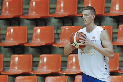 Brandon Brine busca línea de pase en el entrenamiento vespertino celebrado ayer en El Plantío.-SANTI OTERO