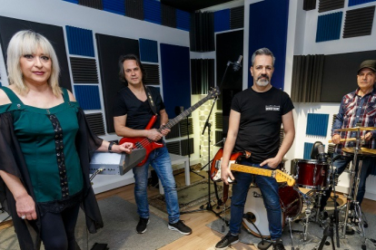 Daría Ras (voz), Peri (bajo), Alberto (guitarra) y Dio (batería), componentes de Frío, en el estudio Fénix de Rodrigo Vázquez antes de grabar el videoclip de ‘Besos de Dolor’. SANTI OTERO