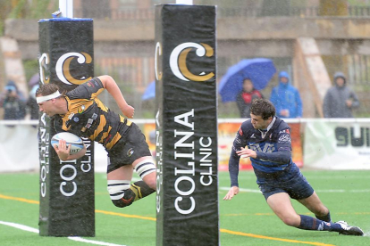 Ashcroft-Leigh se lanza para anotar el segundo ensayo burgalés, ayer, bajo el diluvio vivido en San Amaro.-ISRAEL L. MURILLO