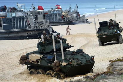 Desembarco de marines de EEUU en la playa de Pinheiro, al sur de Lisboa.-AFP / FRANCISCO LEONG