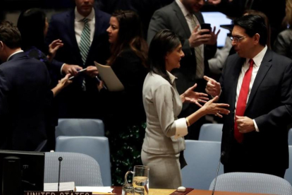 La embajadora de EEUU ante la ONU, Nikki Haley, conversa con el embajador israeli, Danny Danon, antes de empezar la reunion del Consejo de Seguridad.-EFE /JASON SZENES