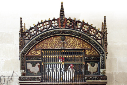 Junto a la puerta de la antigua torre viven las dos aves, frente al sepulcro del Santo Domingo, burgalés de Viloria. Se las escucha cantar, resonando el eco en la Catedral como recordatorio de los milagros del patrón.