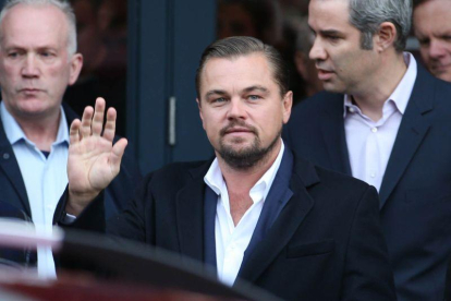 Leonardo DiCaprio saluda antes de entrar en el restaurante Home de Edimburgo-JANE BARLOW / AP