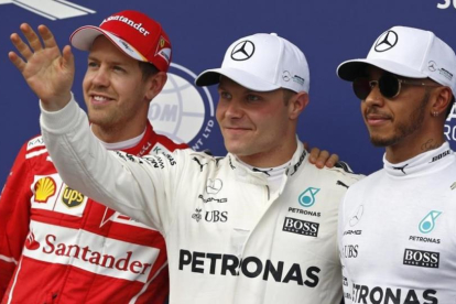 El piloto Valteri Bottas, en el centro de la imagen.-DARKO BANDIC