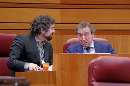 El consejero De Santiago-Juárez, a la derecha, conversa con el procurador de IU, José Sarrión.-ICAL