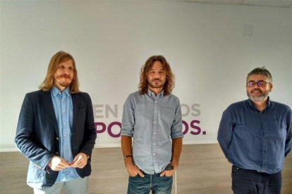 En el centro, el exdiputado de Unidos Podemos Miguel Vila.-