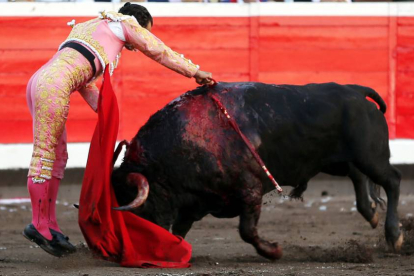 Buena estocada de Iván Fandiño al segundo toro de Bañuelos.-APLAUSOS