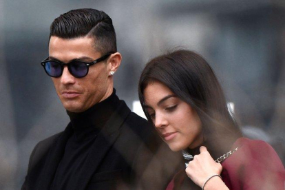 Cristiano Ronaldo y su pareja, Georgina Rodríguez, se dirigen al Juzgado.-AFP