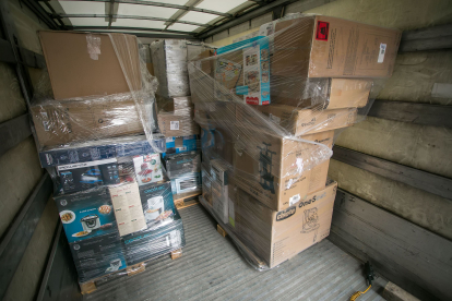 Los camiones adquiridos en la subasta llegan con una serie de cajas distribuidas por palets. TOMÁS ALONSO