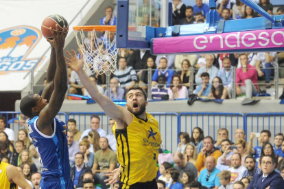 Thompson anota ante el jugador del Iberostar Tenerife Tobey, ayer.-ISRAEL L. MURILLO