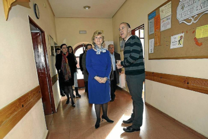 La Defensora del Pueblo, Soledad Becerril, durante la visita que ha realizado al centro de acogida Padre Damián de Salamanca para personas sin hogar-Efe