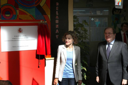 La Reina Letizia, junto al presidente de la Junta, Juan Vicente Herrera (D) en su al visita el Colegio de Educación Infantil y Primaria Marqués de Santillana de la capital palentina donde preside la apertura oficial del curso escolar 2015/2016-Ical