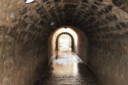 Los 30 metros del paso peatonal son hoy un arroyo.-G. G.