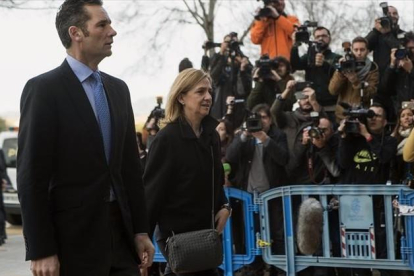 Iñaki Urdangarin y la infanta Cristina llegan, este martes, a la Audiencia de Palma para acudir al jucio del 'caso Nóos'.-EFE / CATI CLADERA