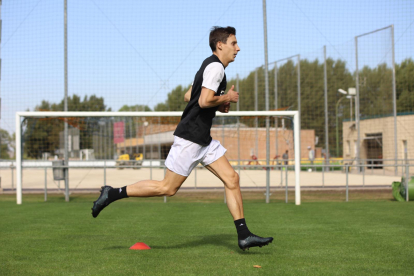 Guillermo Fernández completa un ejercicio durante el entrenamiento de ayer en la Ciudad Deportiva. ALBA DELGADO / BURGOS CF