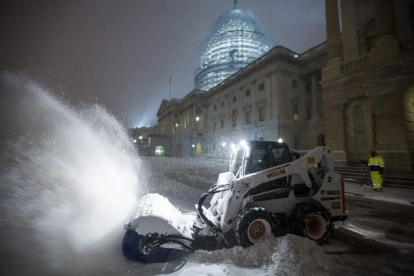 Equipos quitanieves trabajan en la zona del Capitolio, en Washington.-EFE / JIM LO SCALZO