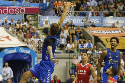Javi Vega machaca el aro durante el partido disputado contra el UCAMMurcia.-SANTI OTERO
