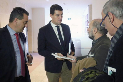 Miembros de la plataforma entregan entregan el informe a Salvador Cruz, a la izquierda, y al procurador del PP Ángel Ibáñez.-ICAL