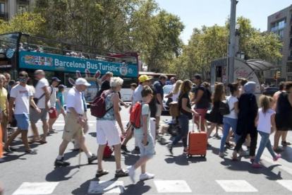 Turistas en la plaza de Catalunya de Barcelona.-JORDI COTRINA
