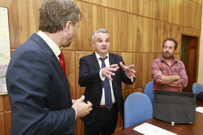 Javier Lacalle, Manuel Cámara y Eduardo García se reunieron ayer en el Ayuntamiento.-RAÚL G. OCHOA